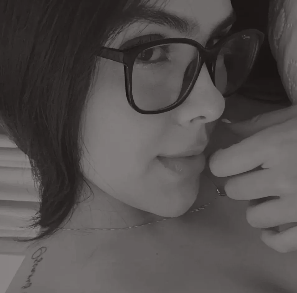 Manuela, 23